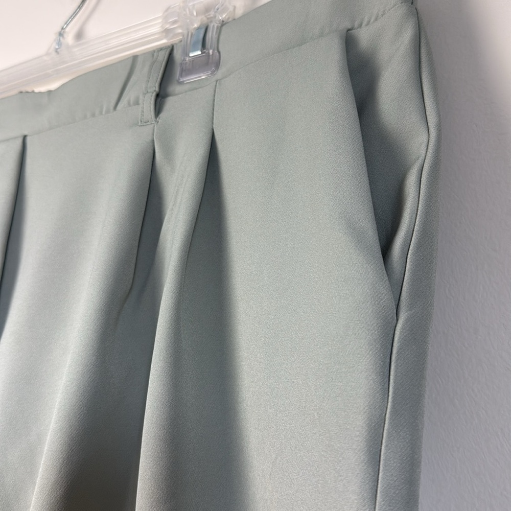 32 Degrees Women's Sage Green Pleated Shorts Size XXL NWT - Picture 7 of 9